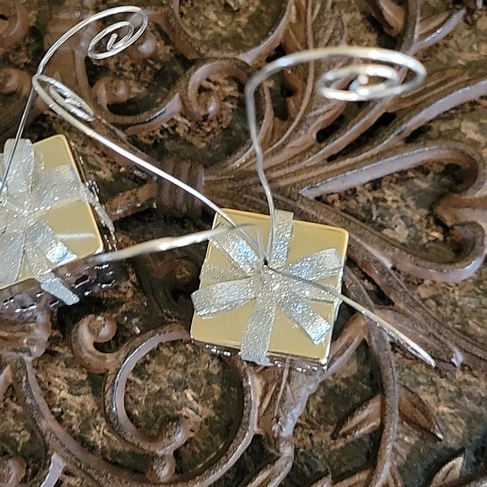 Decorative silver metal holder for cards, Brunch tags, or pictures